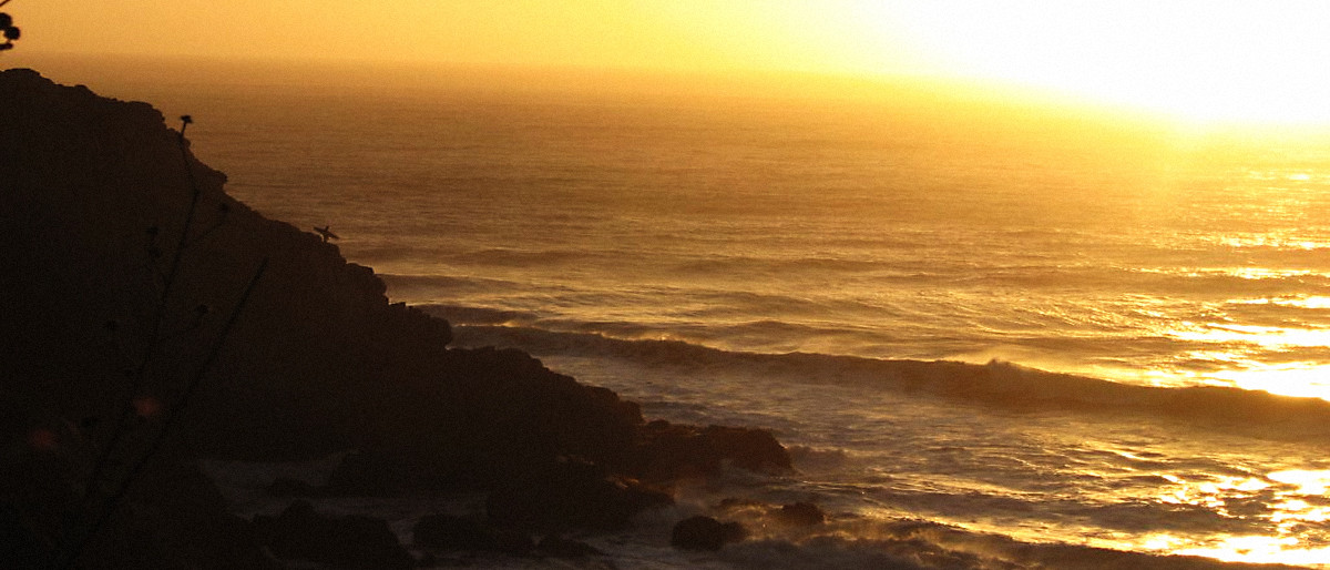 Atardecer con surfista en Concón